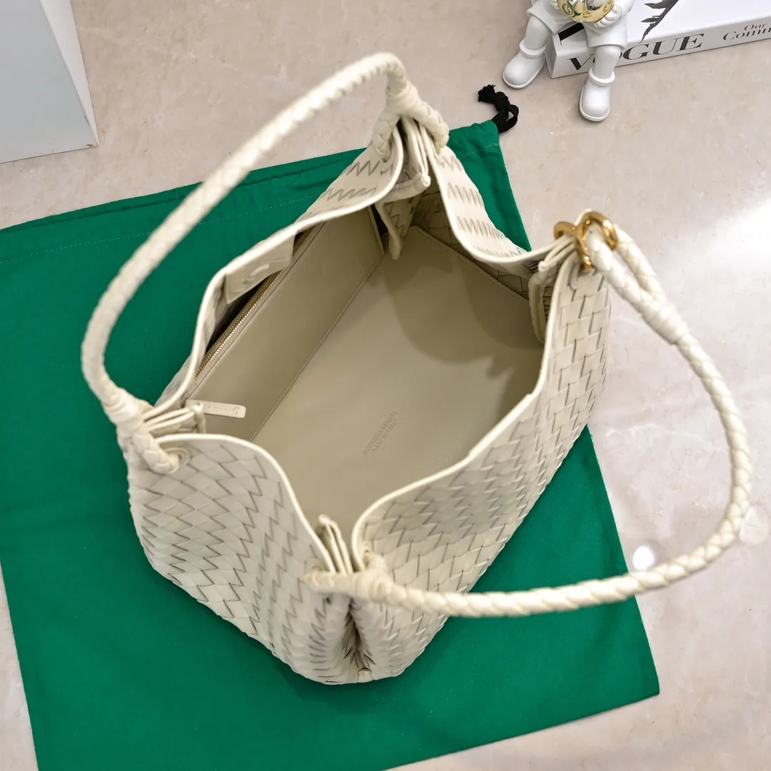 Batch 2660 24 early autumn new model Andiamo Parachute is made of a whole piece of woven leather and is processed with folding stitching at the four corners # Craftsmanship and creativity. Large size is atmospheric and practical. One of the must-selects for BV. Large space, can hold a computer, thick shoulder strap, very comfortable on the shoulder. Large parachute upper body real photo can be carried on the back. The upper body is versatile and cute☺️ Style number: 6571 Size: 30*26*20cm